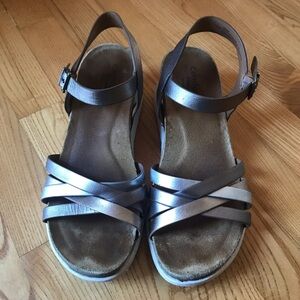 Comfortiva Salvina Sandals leather memory foam silver gold gray womens size 8.5